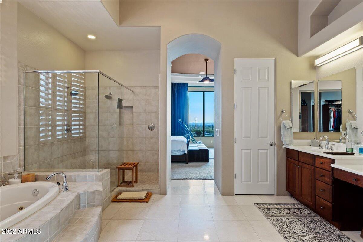 1820 W DESERT VIEW Drive
