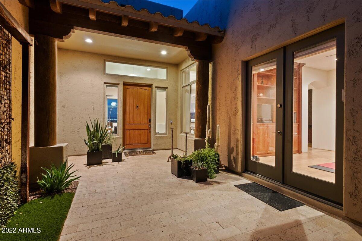 1820 W DESERT VIEW Drive