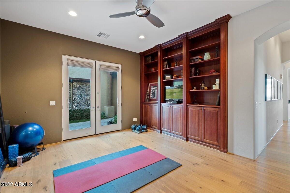 1820 W DESERT VIEW Drive
