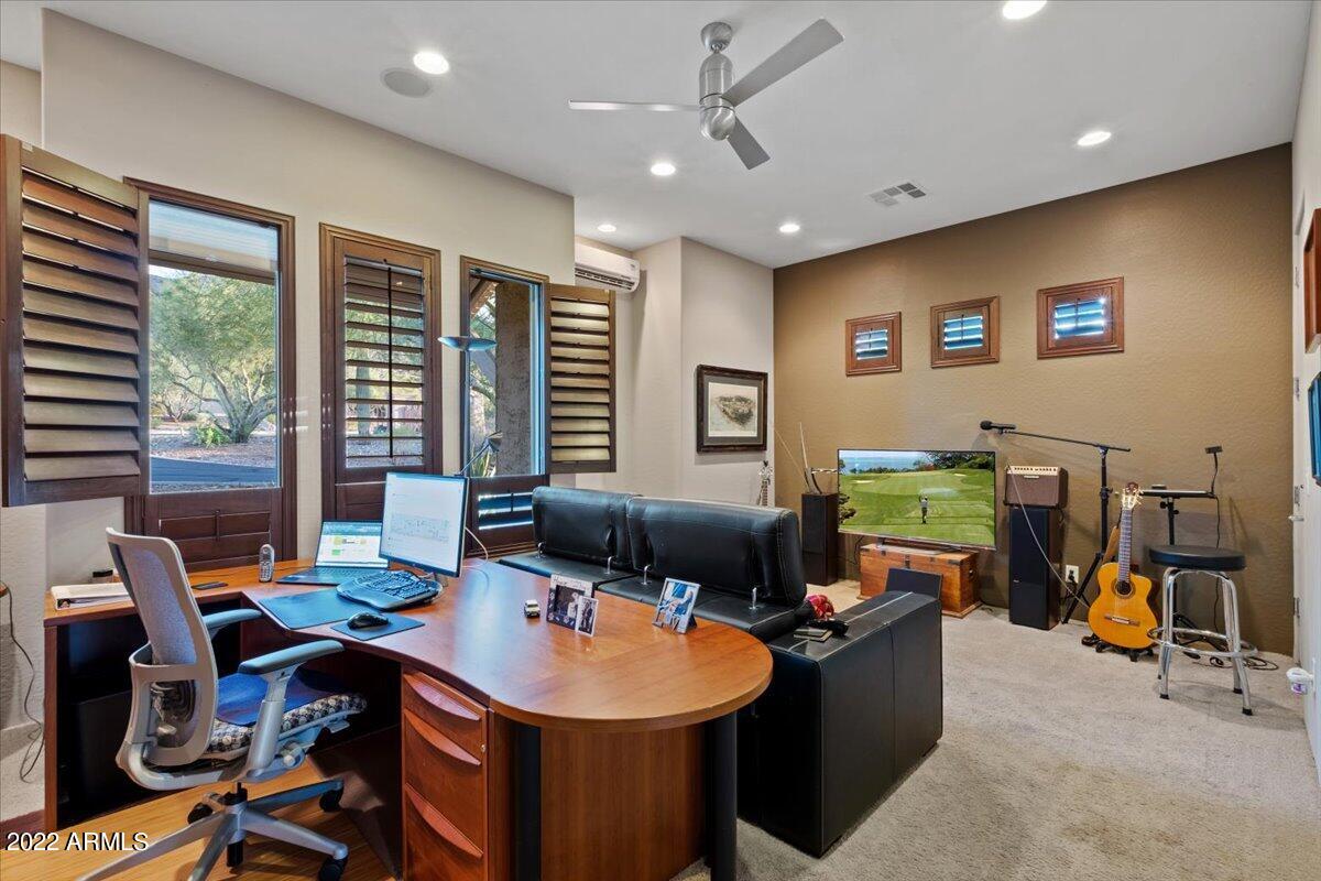 1820 W DESERT VIEW Drive