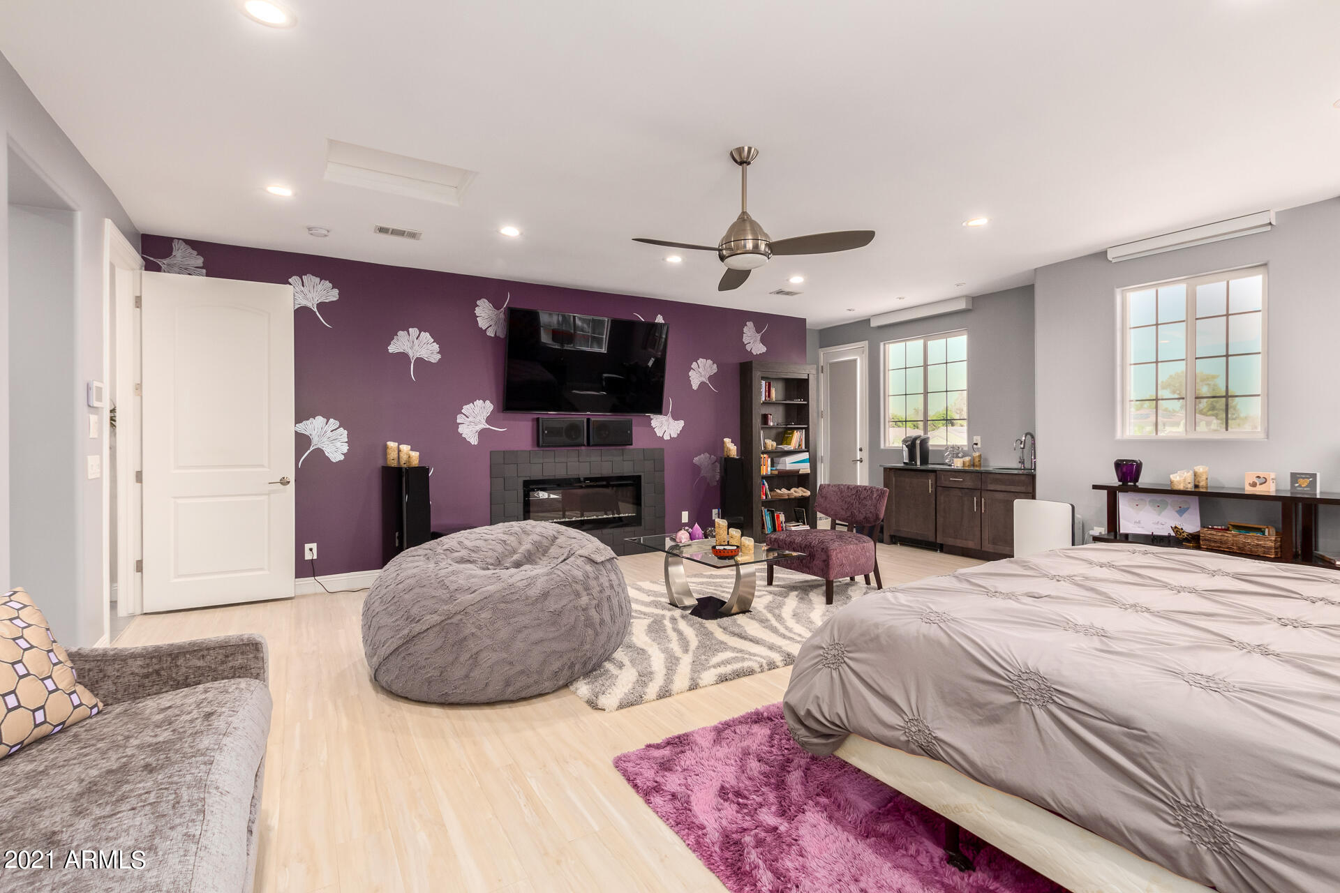 2424 W HOPE Circle