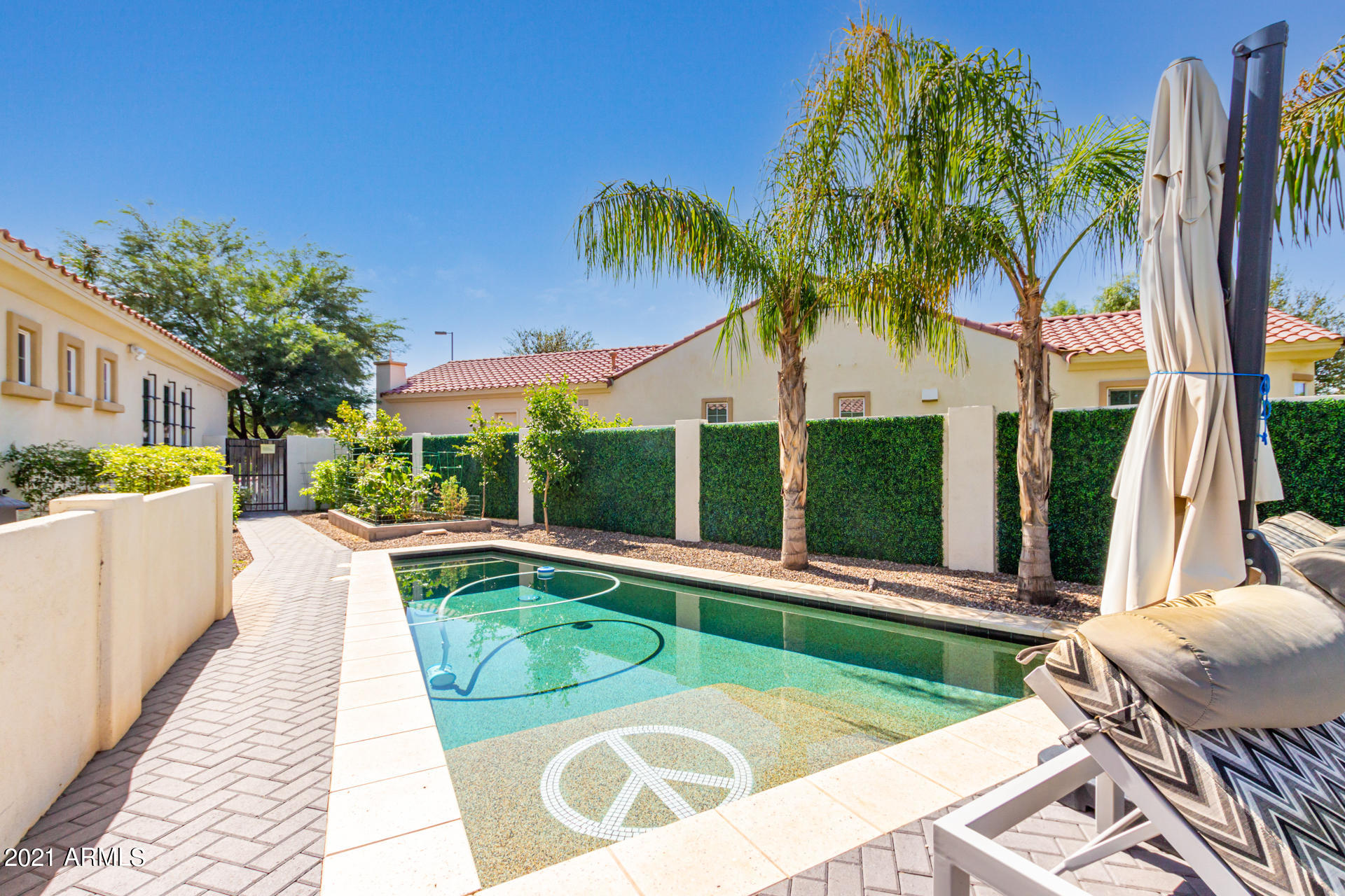 2424 W HOPE Circle