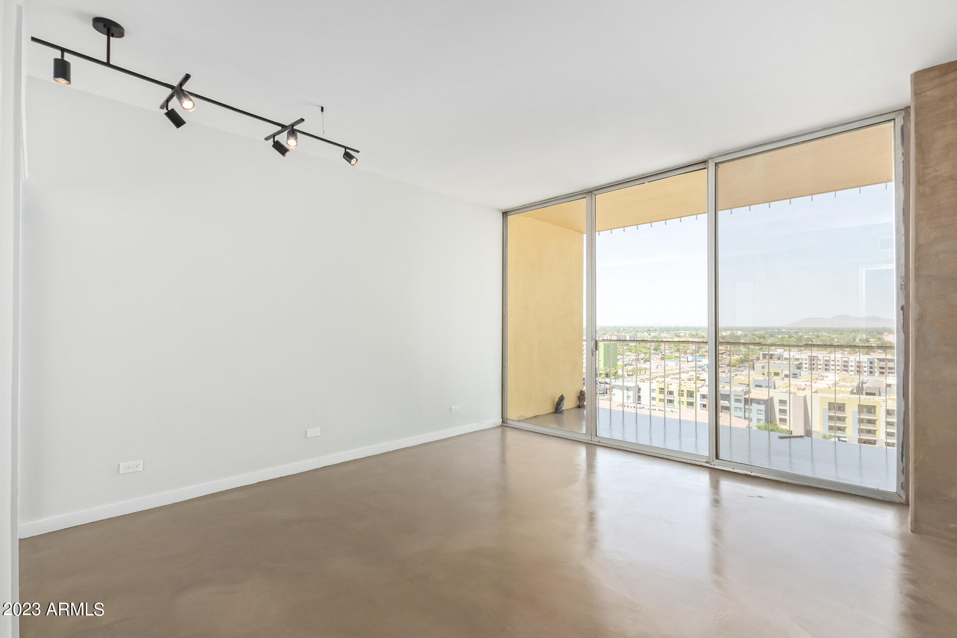 207 W CLARENDON Avenue # D14