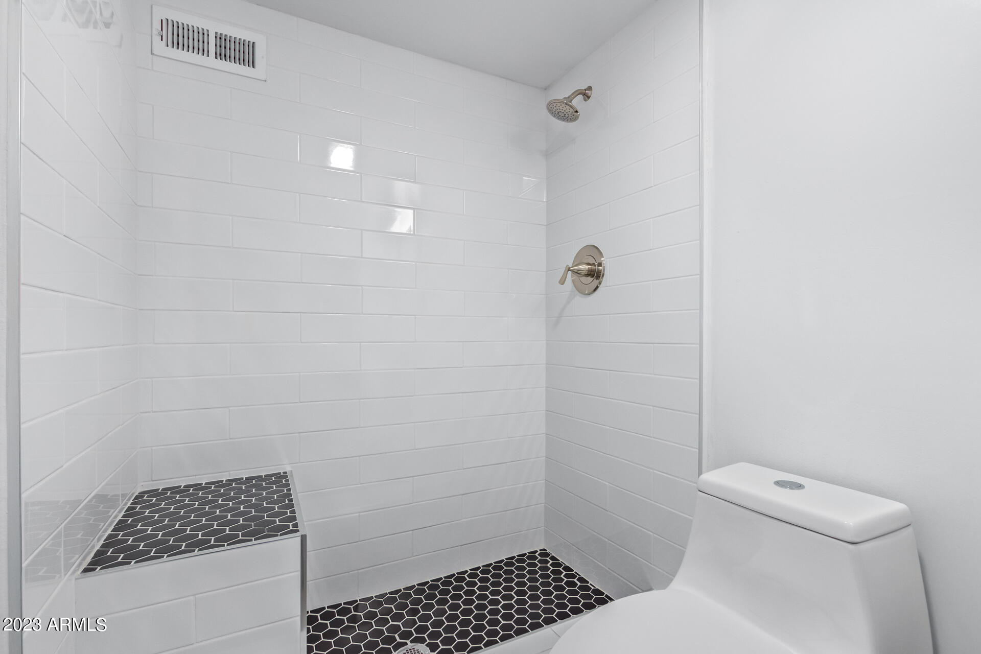 207 W CLARENDON Avenue # D14