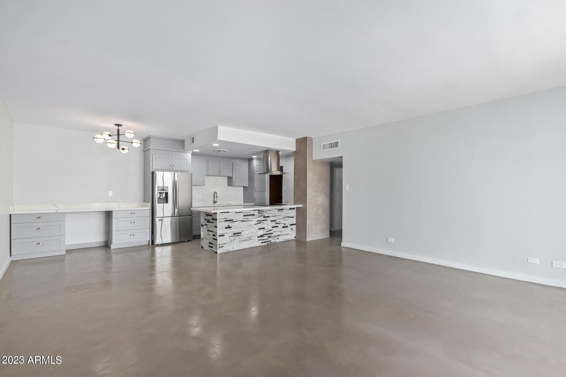 207 W CLARENDON Avenue # D14