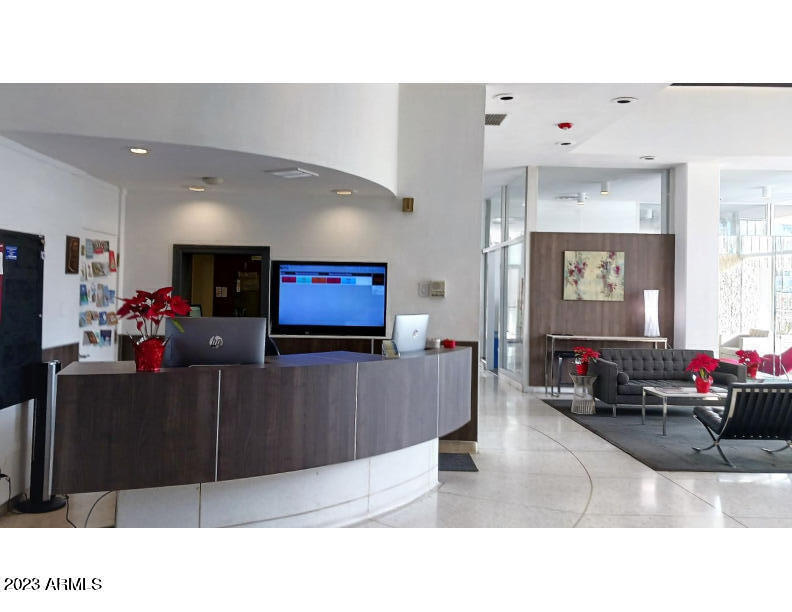 207 W CLARENDON Avenue # D14