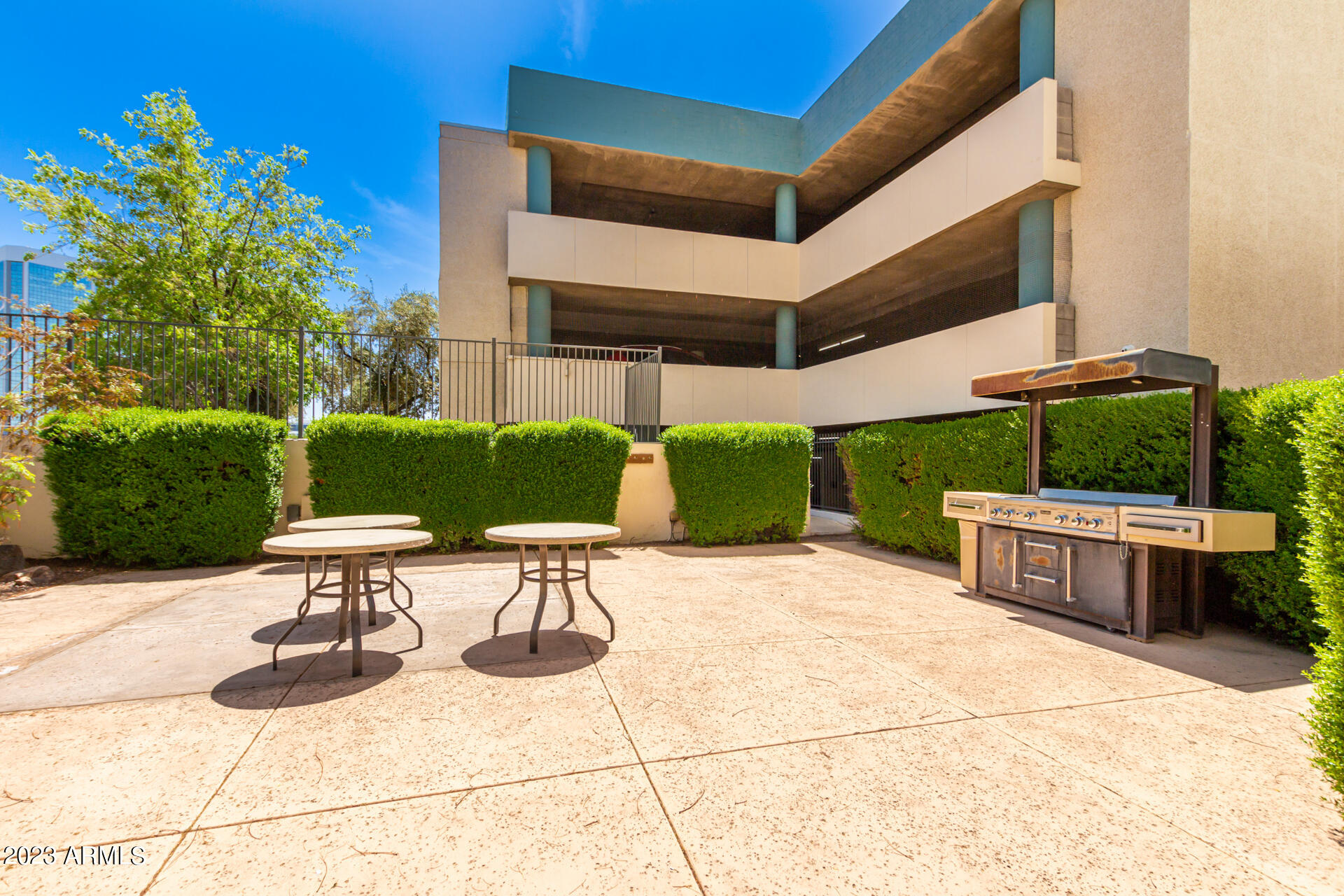 207 W CLARENDON Avenue # D14