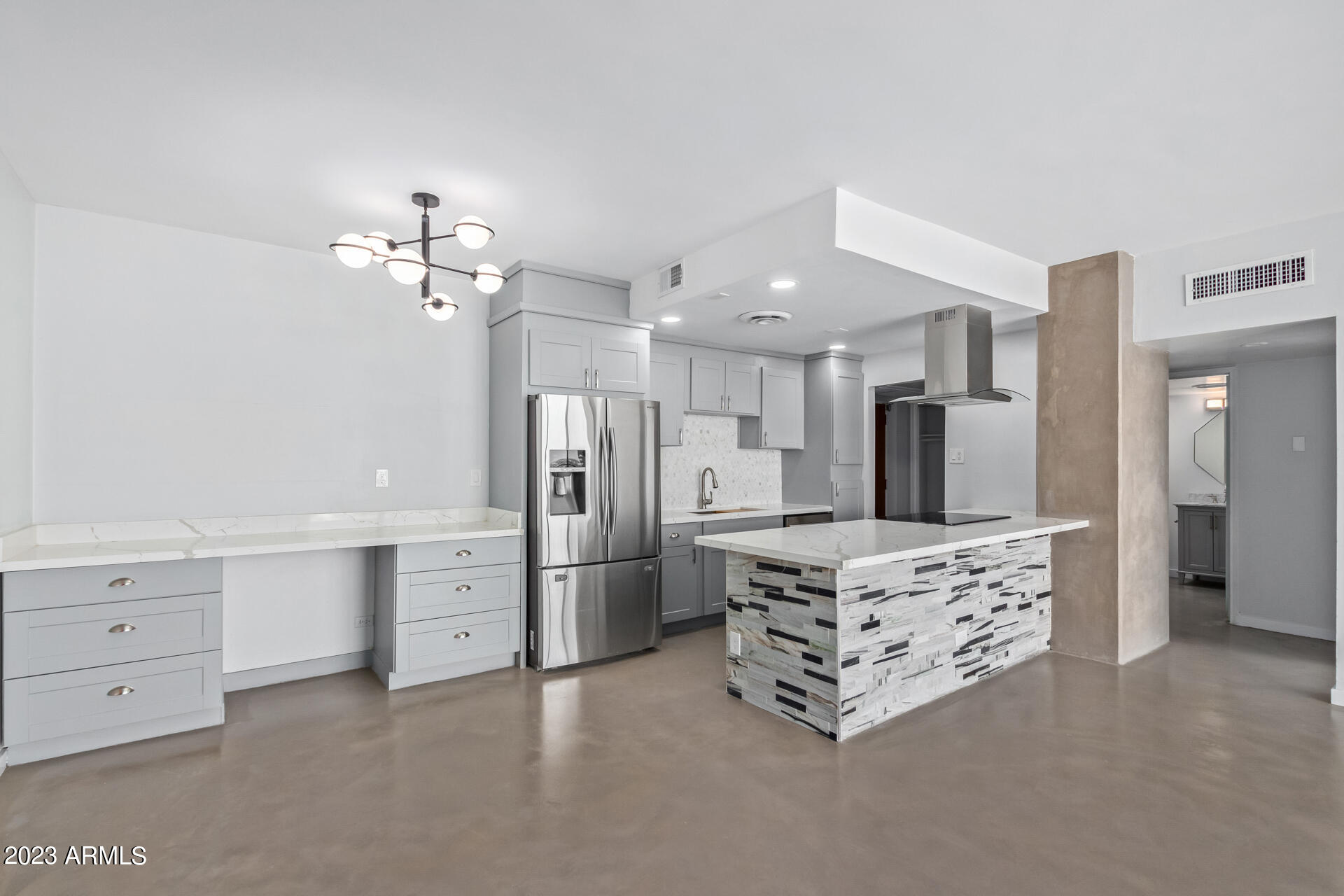 207 W CLARENDON Avenue # D14