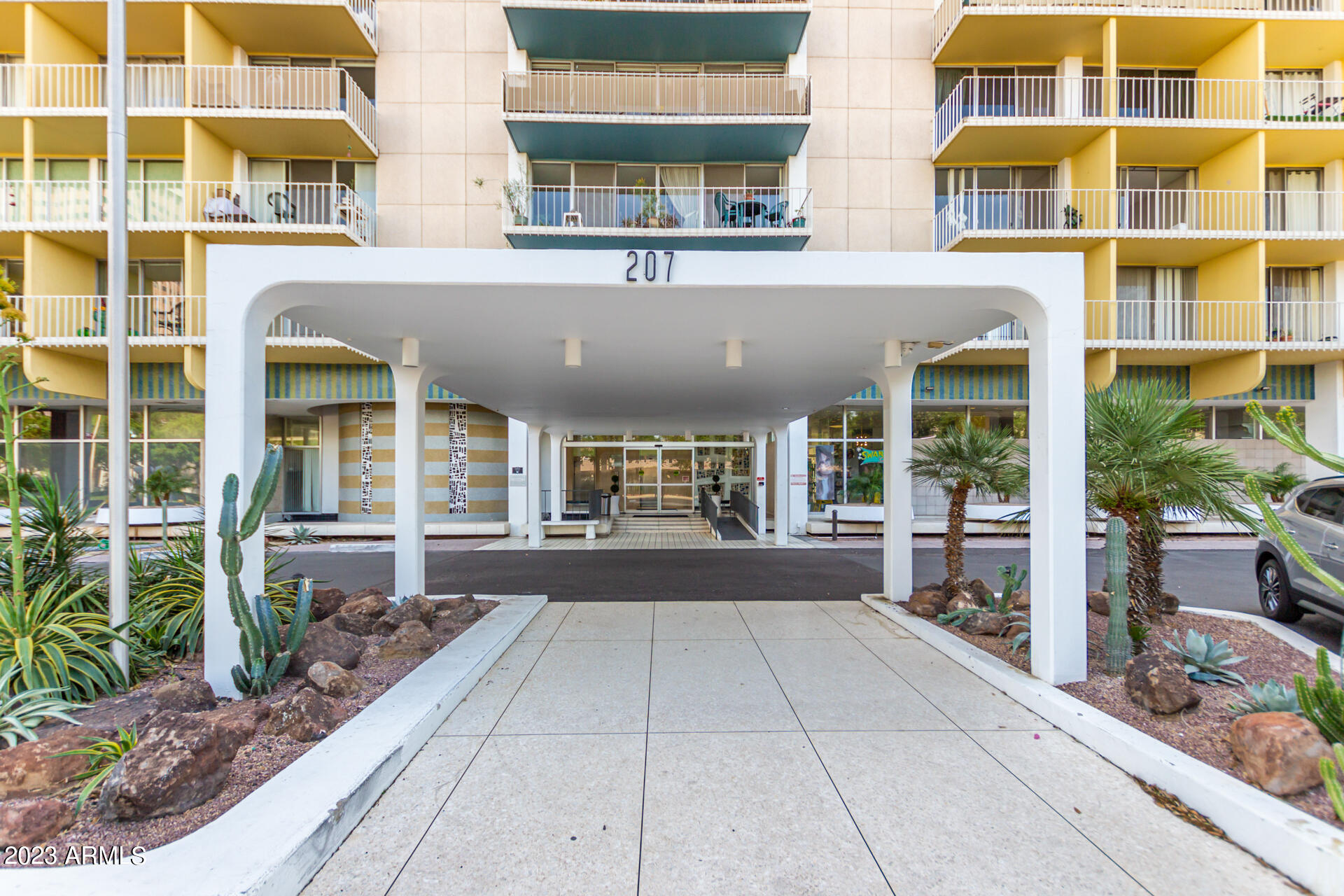 207 W CLARENDON Avenue # D14