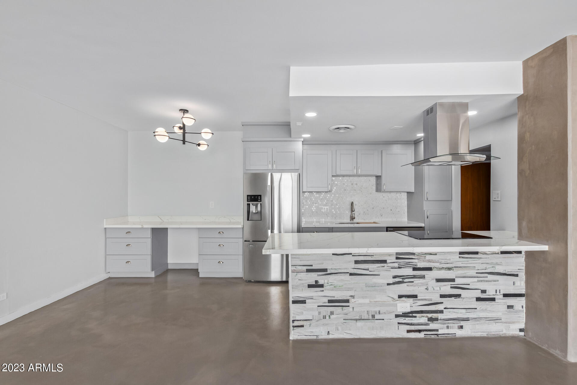 207 W CLARENDON Avenue # D14