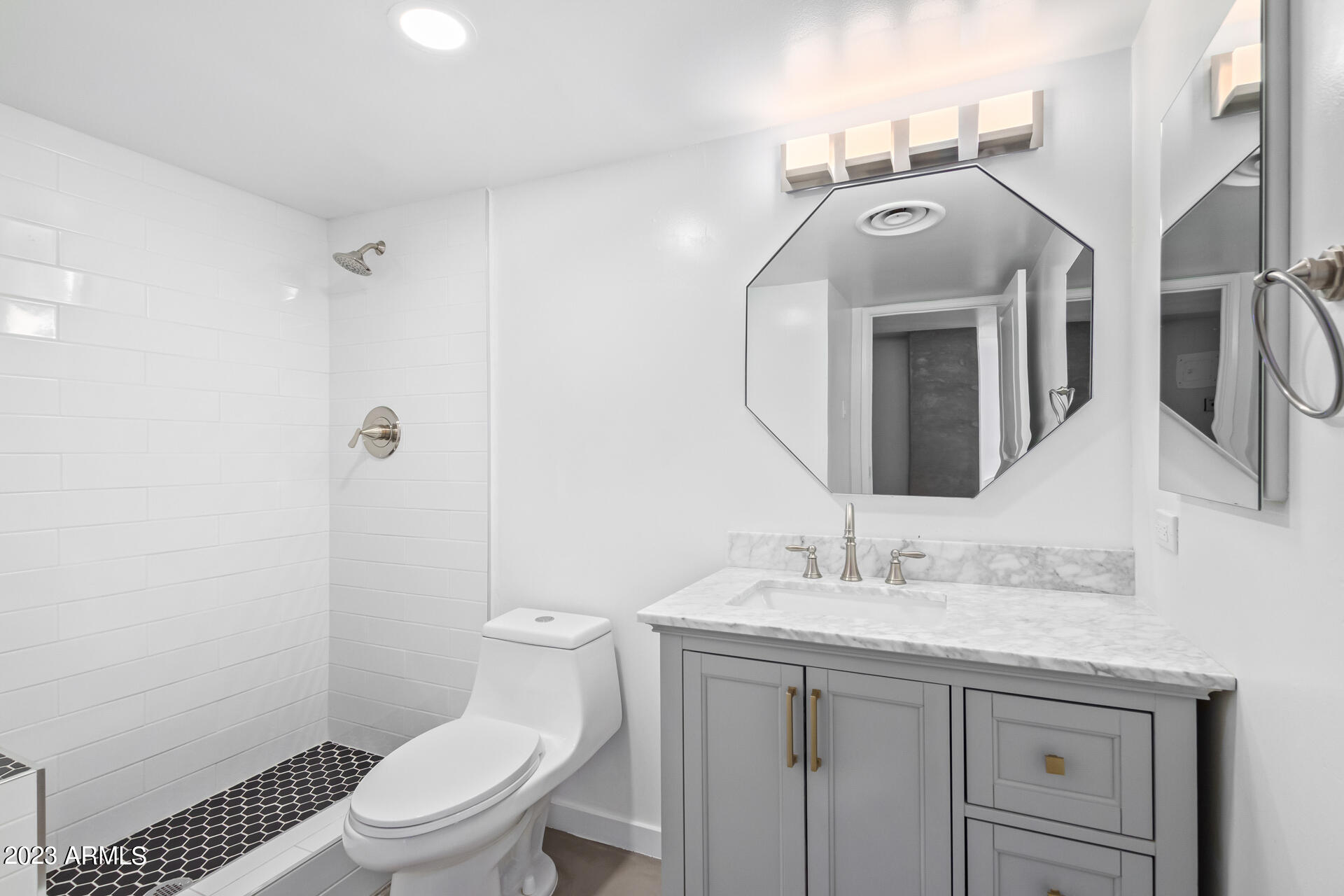 207 W CLARENDON Avenue # D14