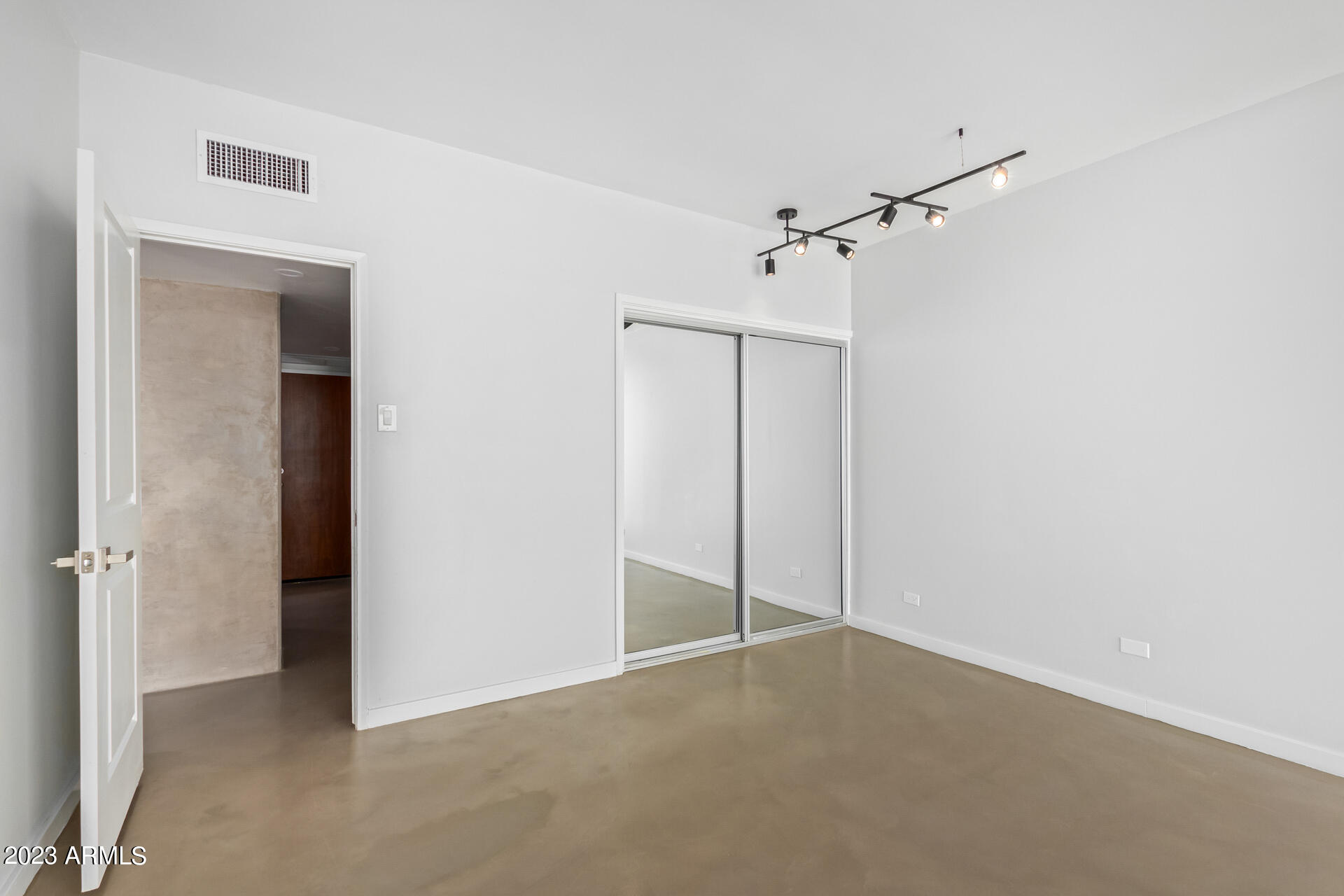 207 W CLARENDON Avenue # D14