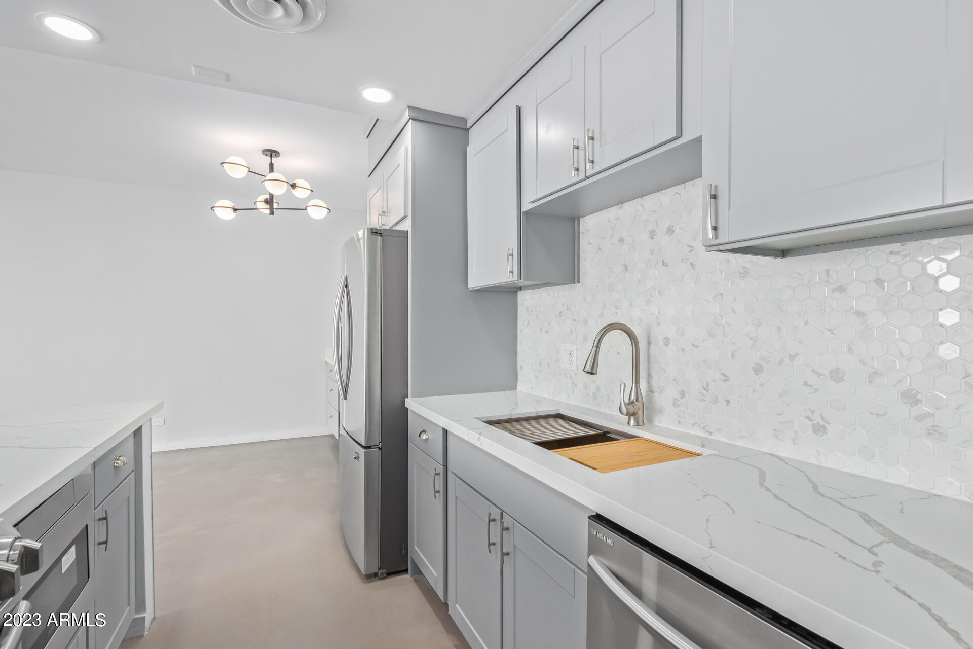 207 W CLARENDON Avenue # D14