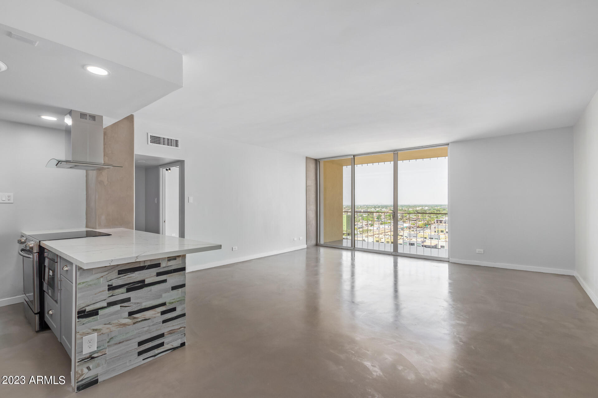 207 W CLARENDON Avenue # D14