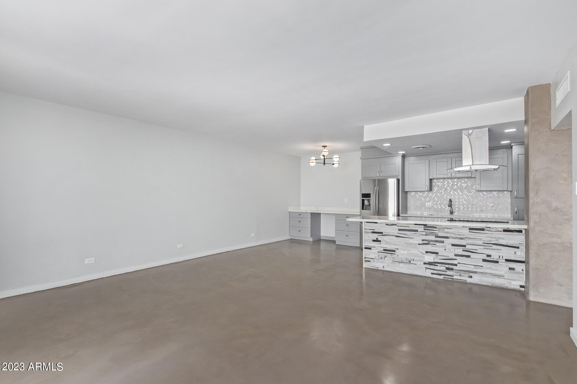 207 W CLARENDON Avenue # D14