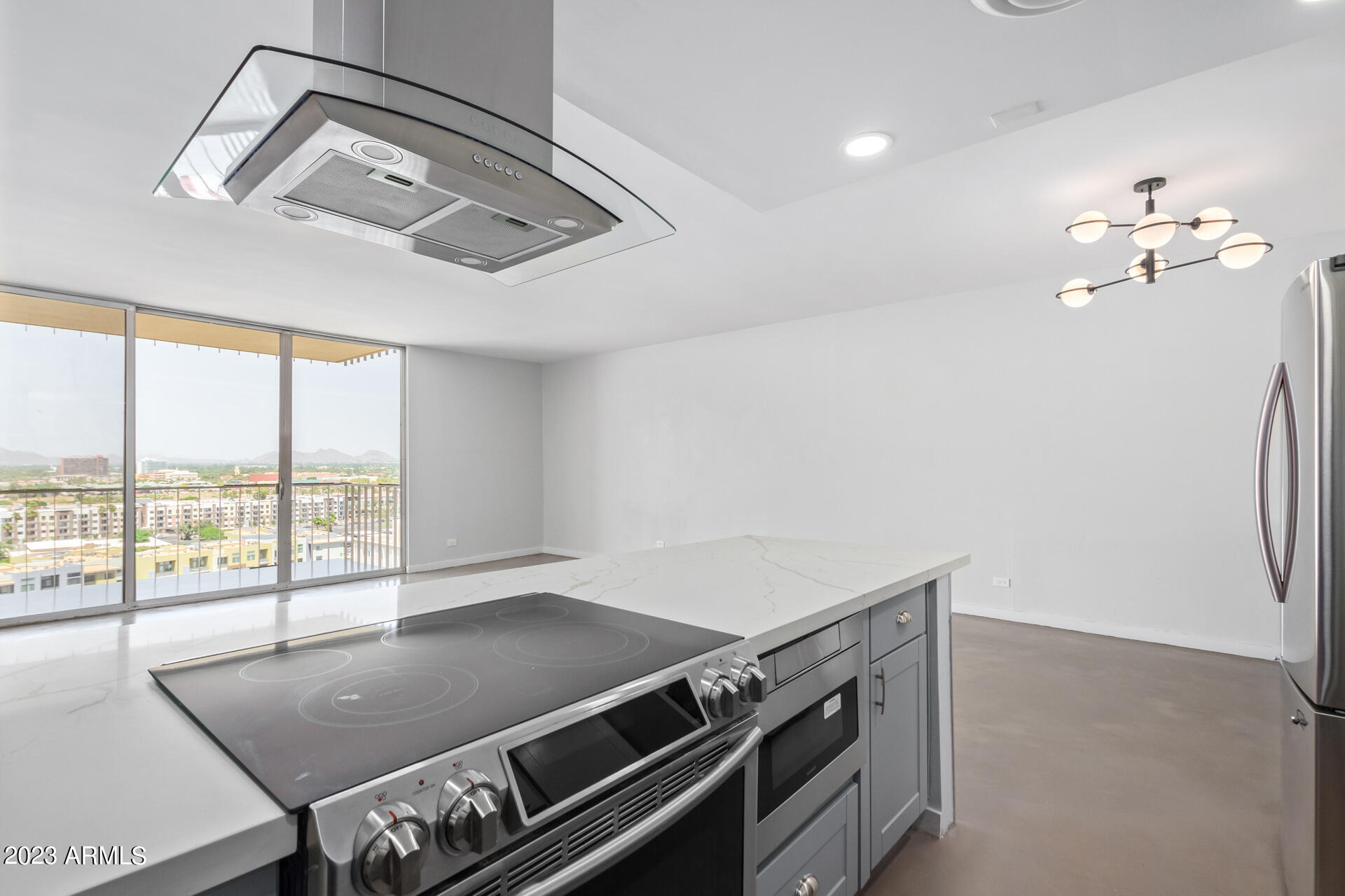 207 W CLARENDON Avenue # D14