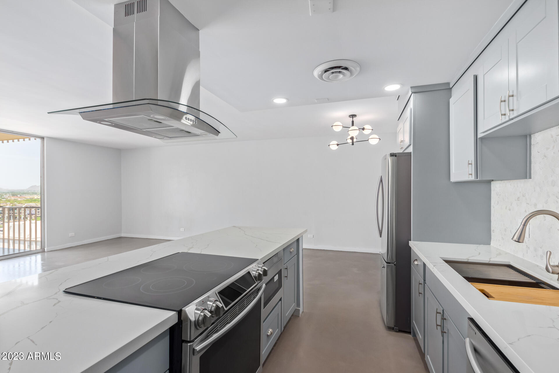 207 W CLARENDON Avenue # D14