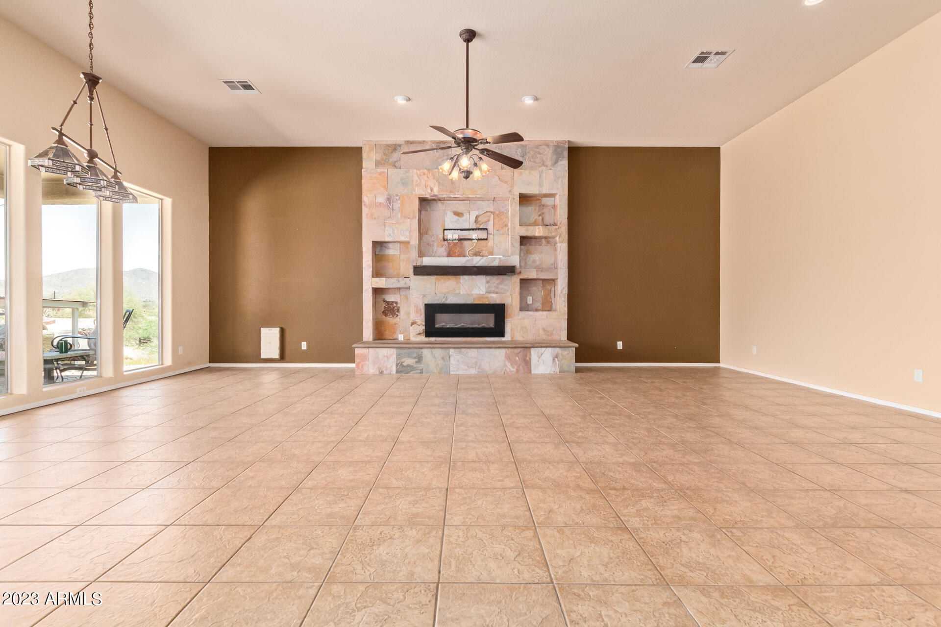 210 W YUCCA Lane