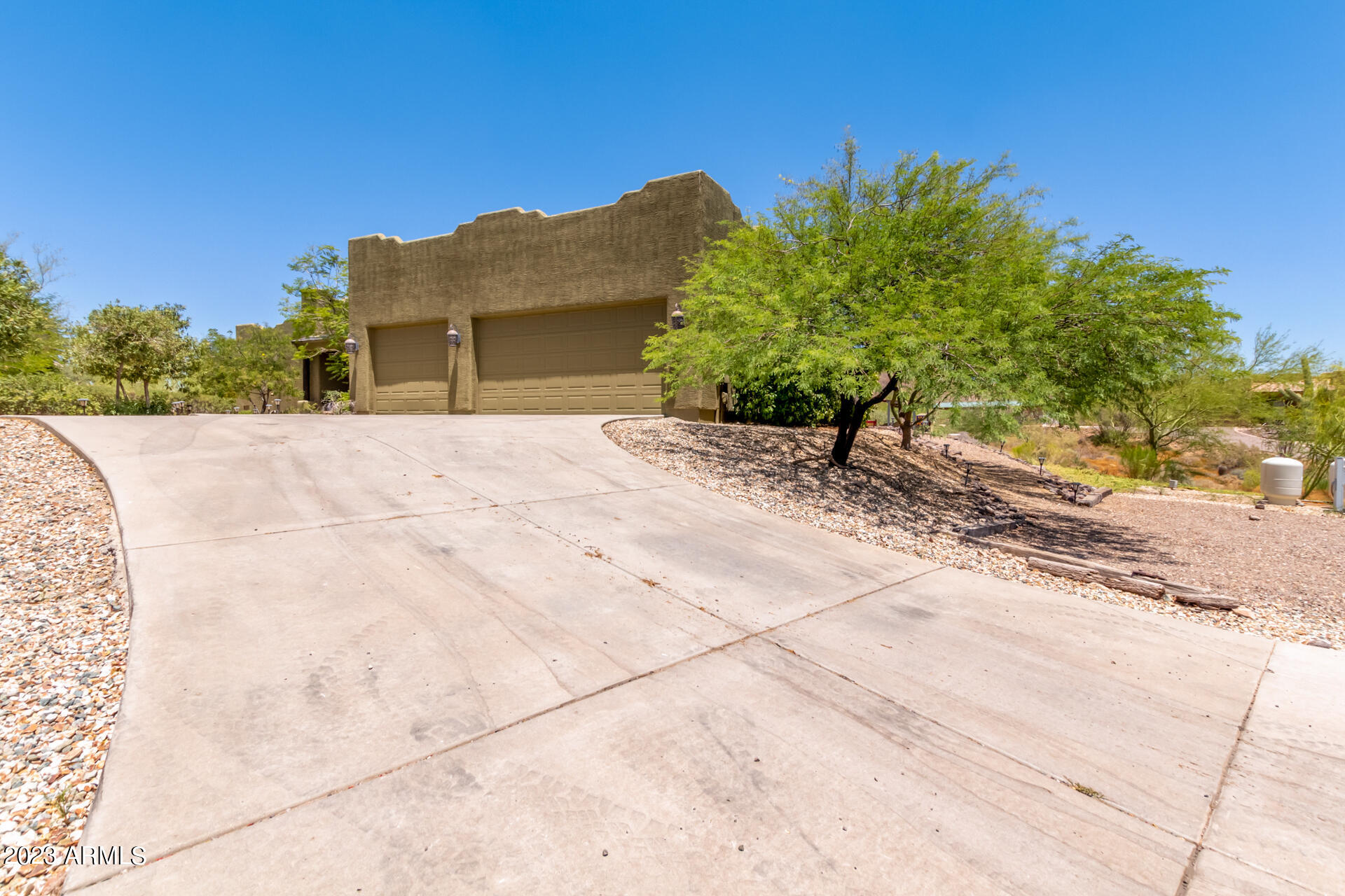 210 W YUCCA Lane