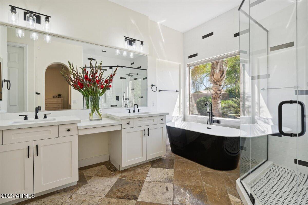 2644 E COLONIAL Court