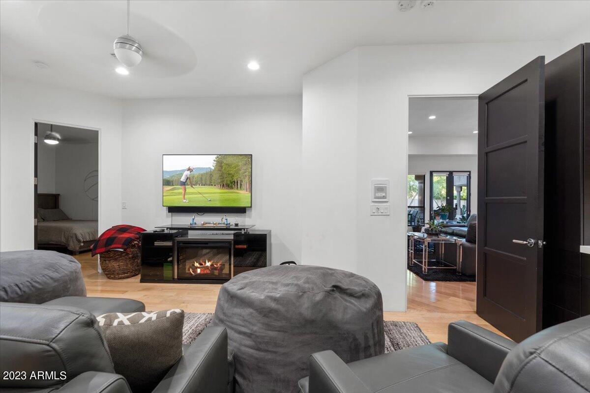 6086 E SUNNYSIDE Drive
