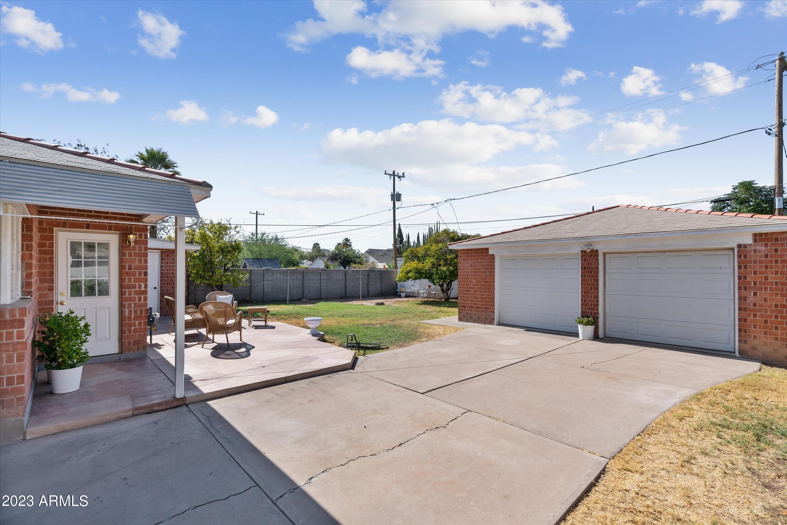 855 W EARLL Drive
