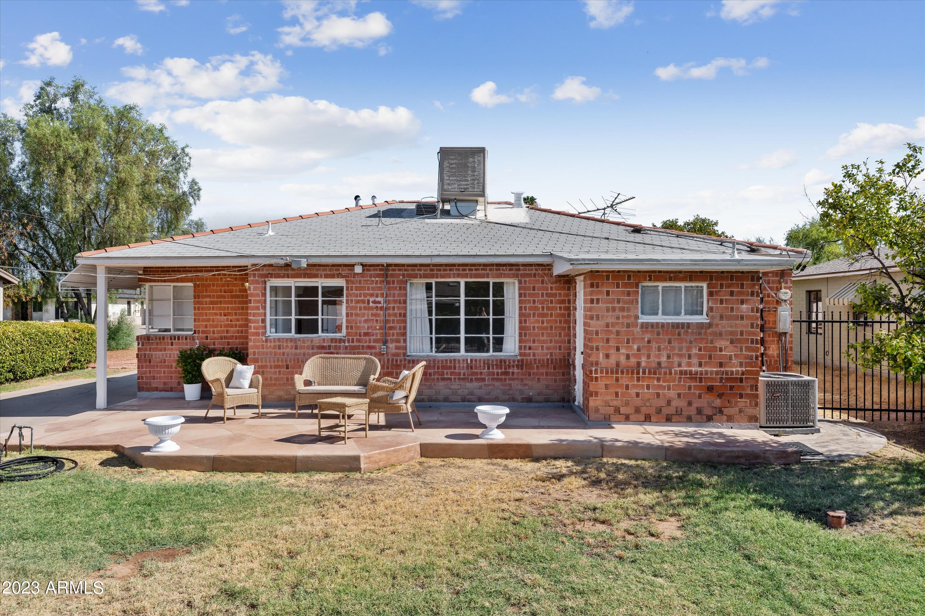 855 W EARLL Drive