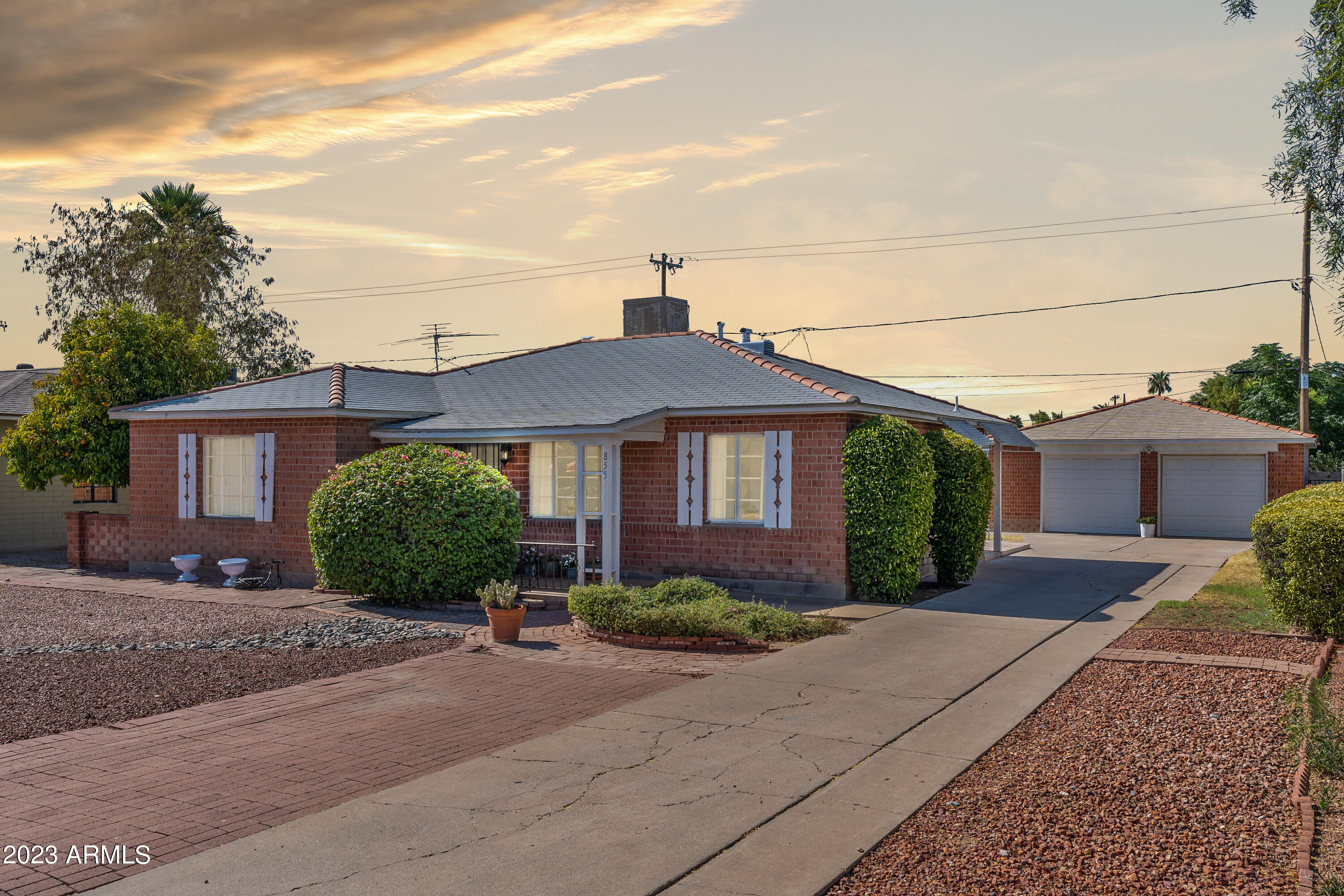 855 W EARLL Drive