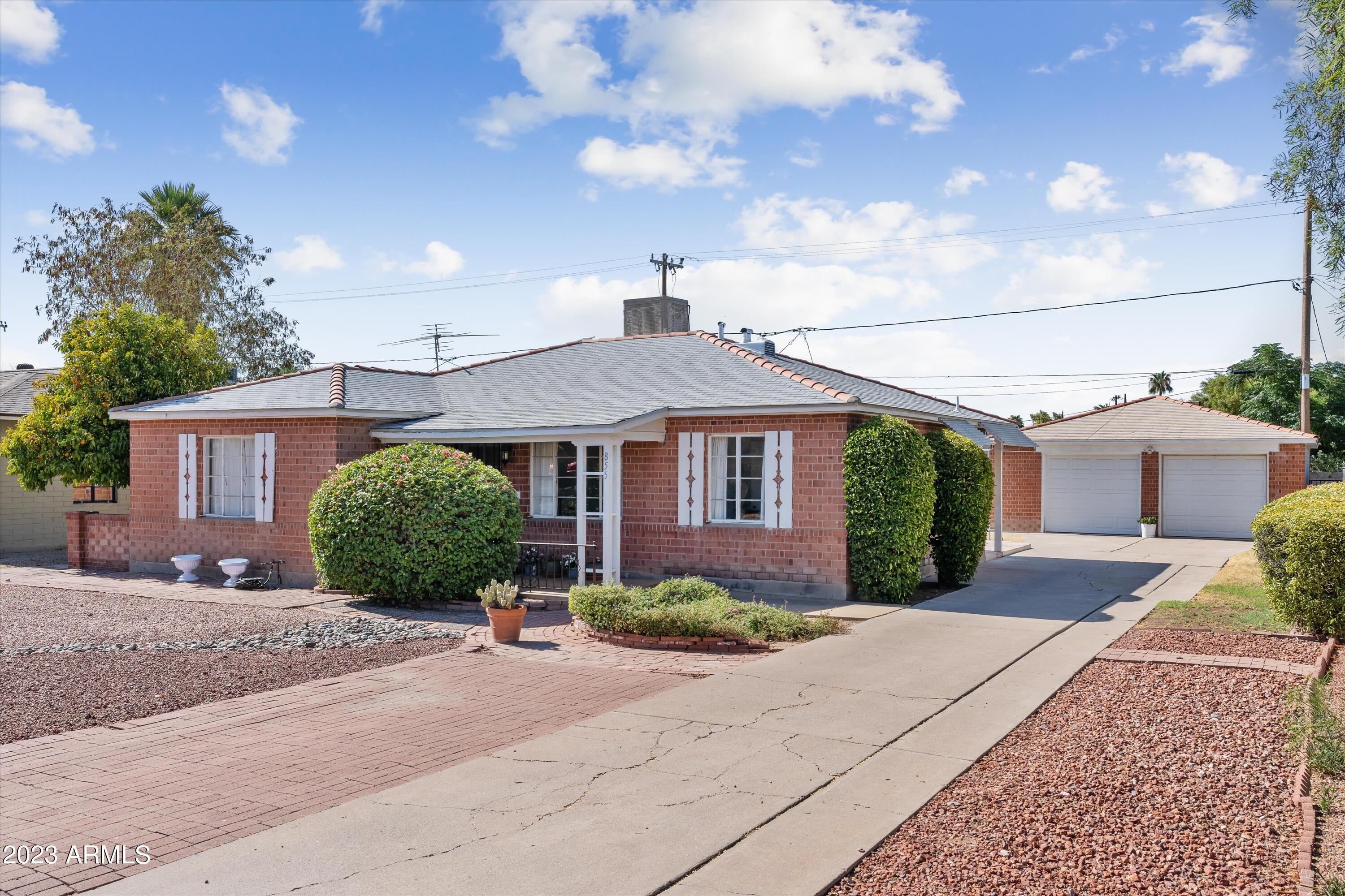 855 W EARLL Drive