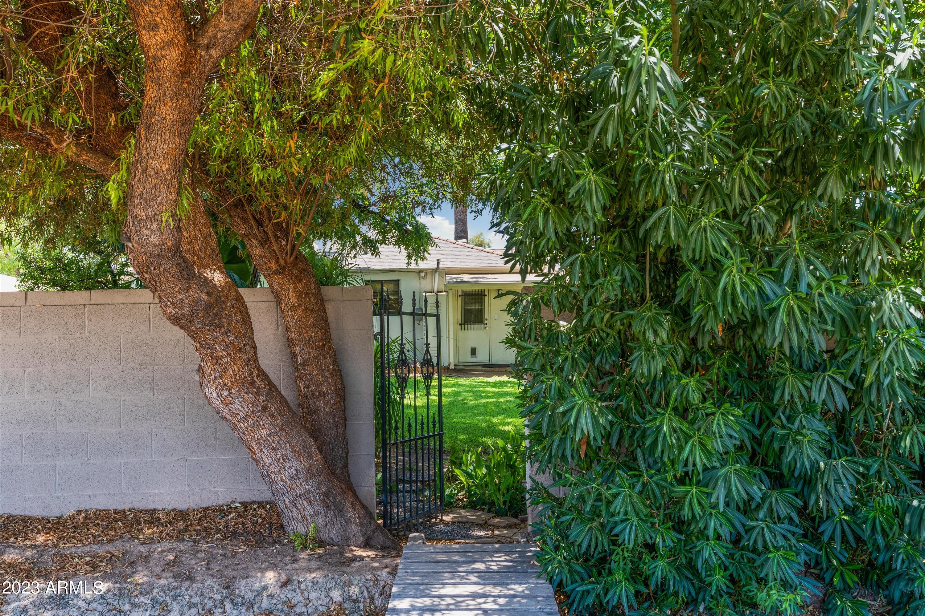 1536 W GLENROSA Avenue