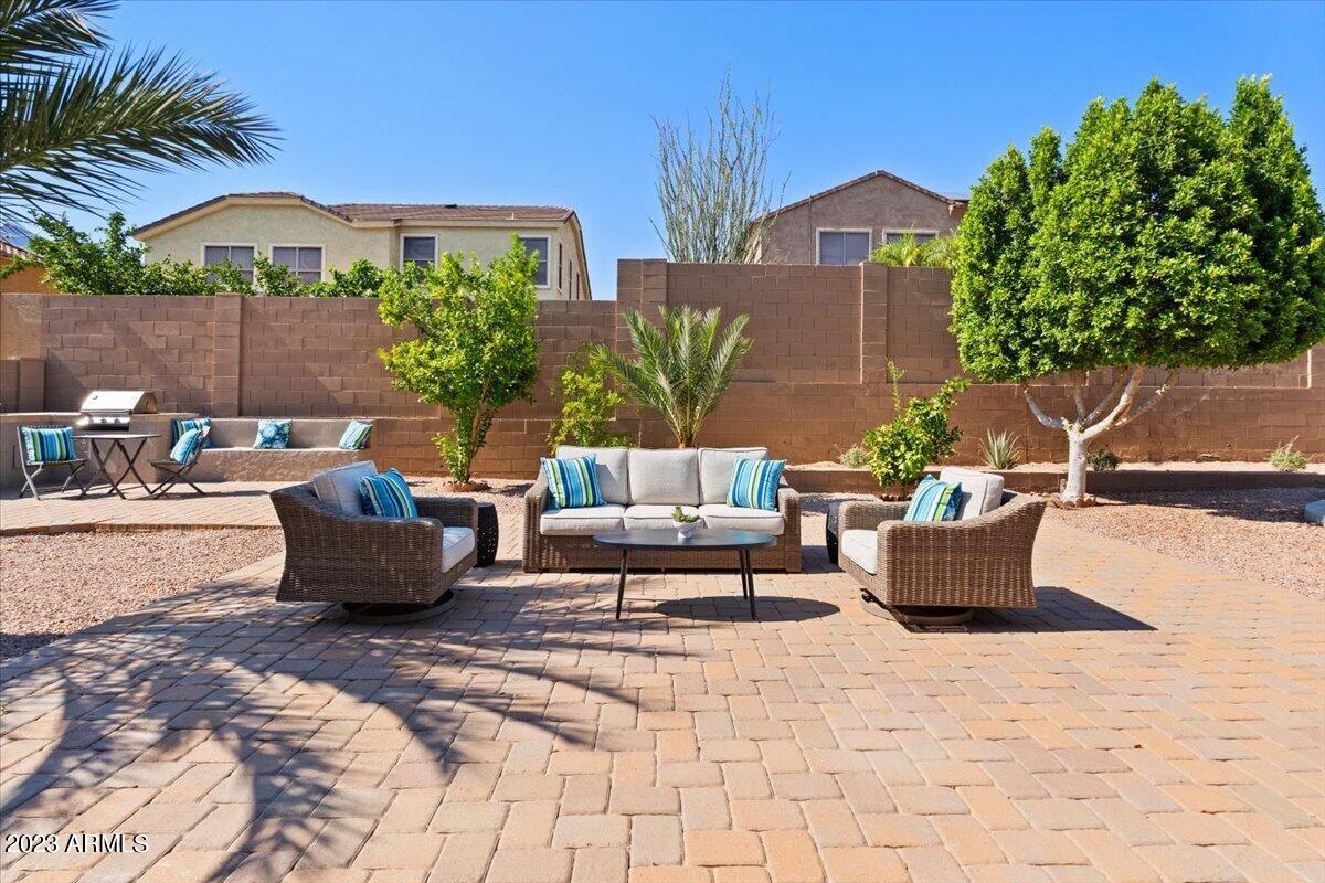 2122 W APACHE RAIN Road