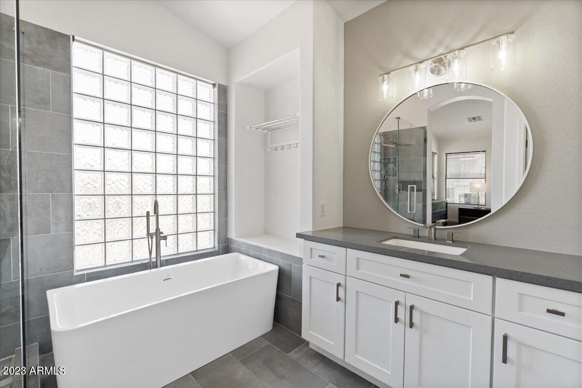 2122 W APACHE RAIN Road