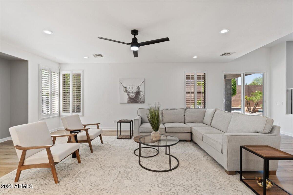 2122 W APACHE RAIN Road