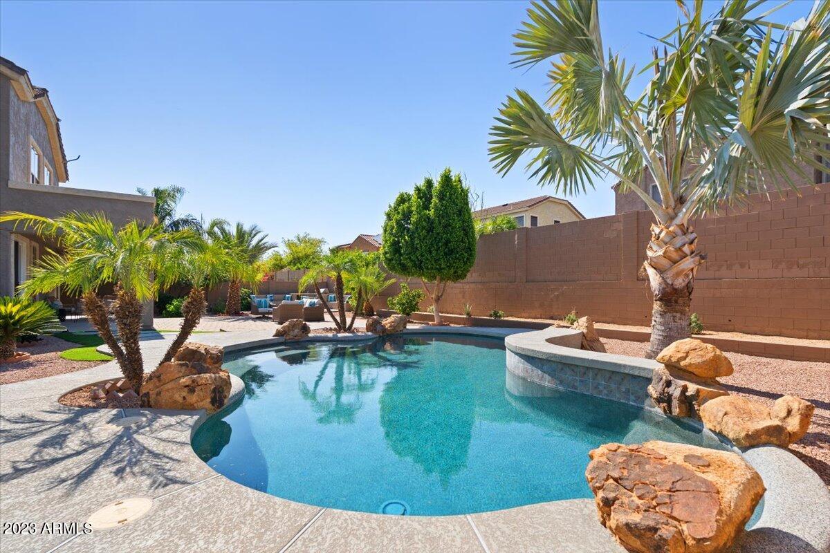 2122 W APACHE RAIN Road