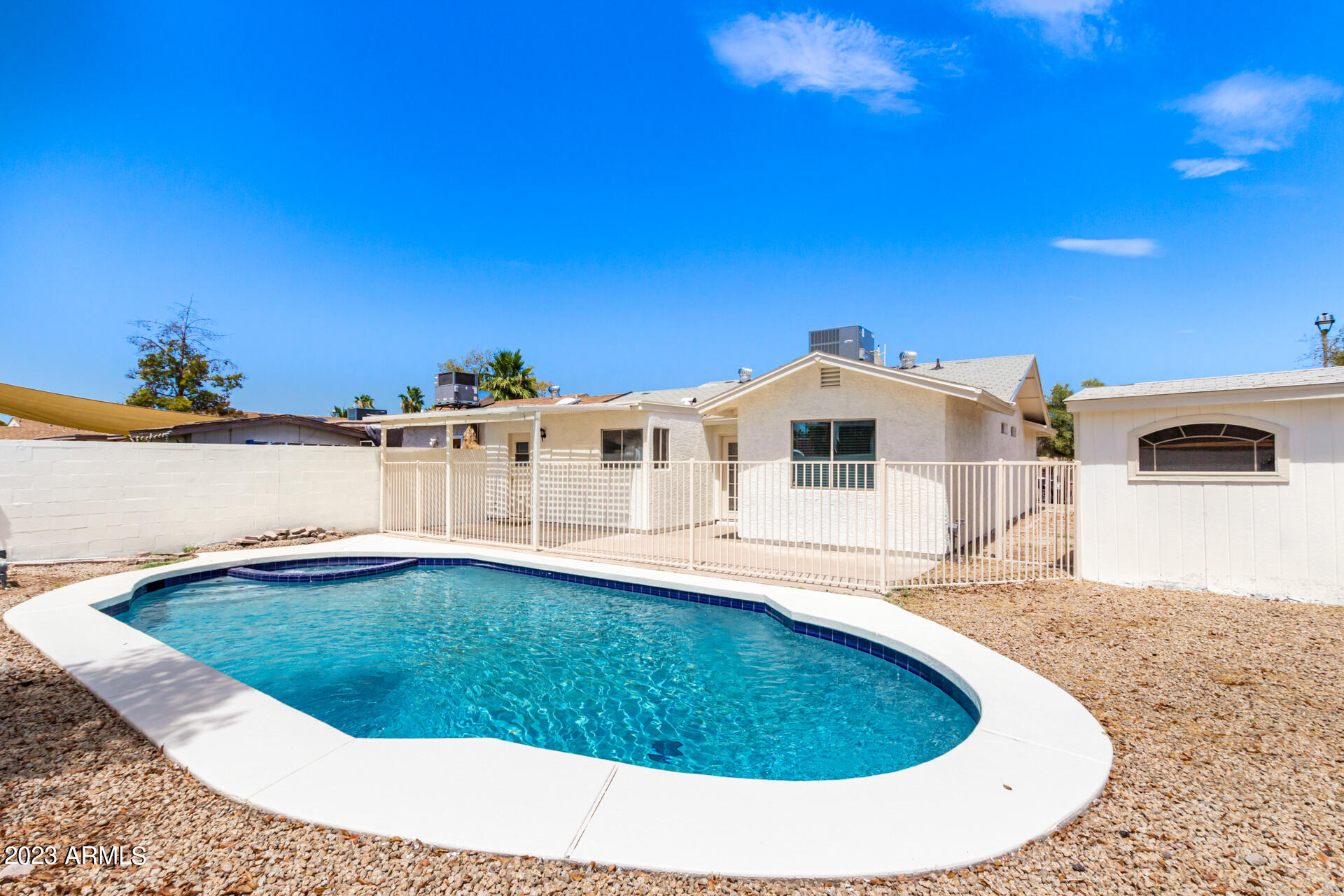 8809 W MEADOW Drive
