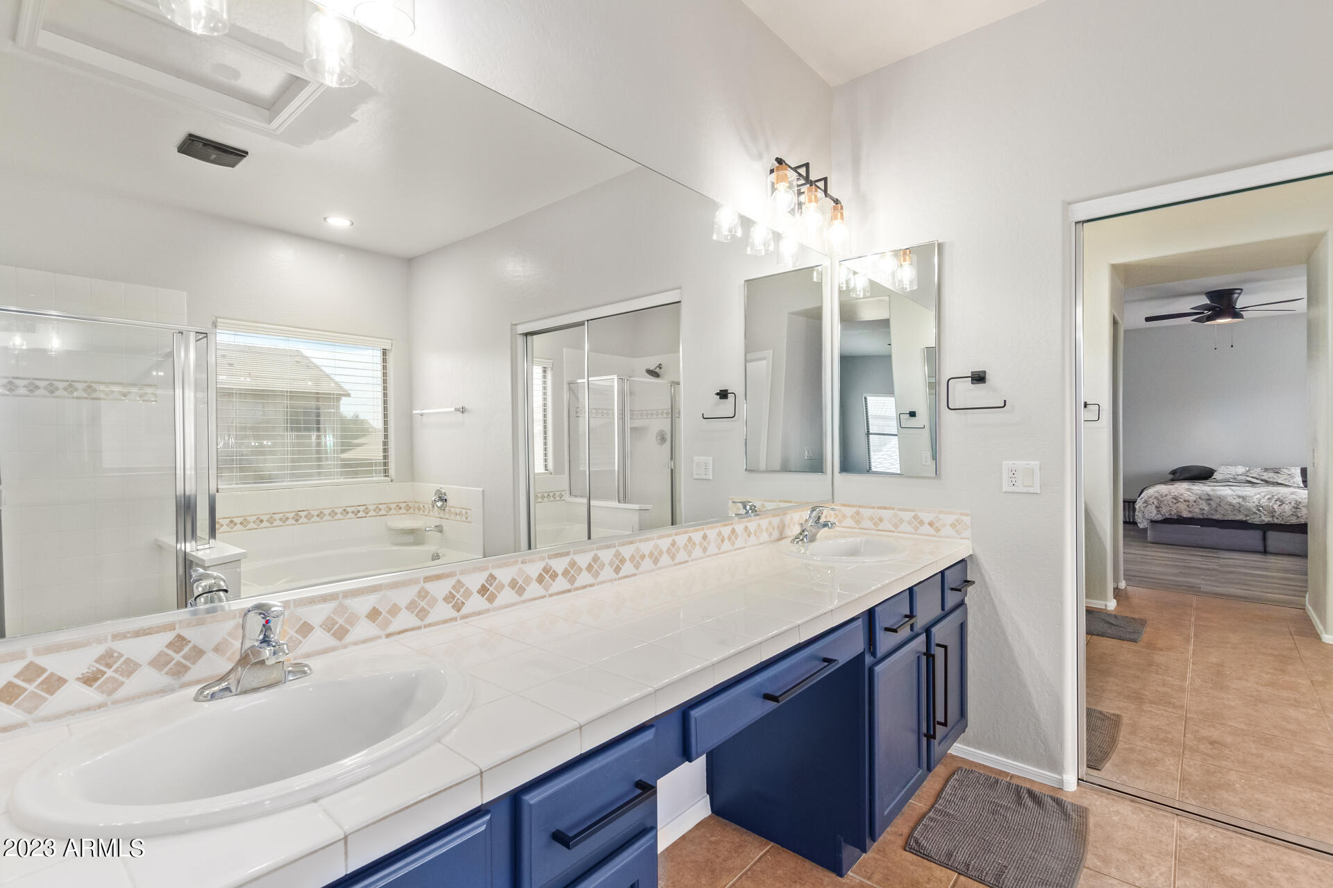 815 W VINEYARD PLAINS Drive