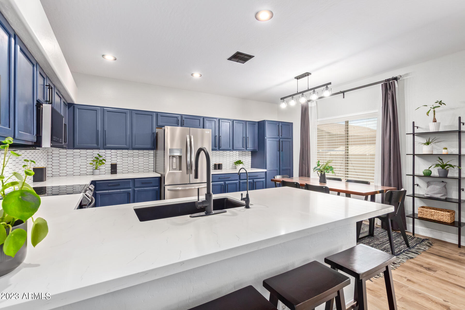 815 W VINEYARD PLAINS Drive