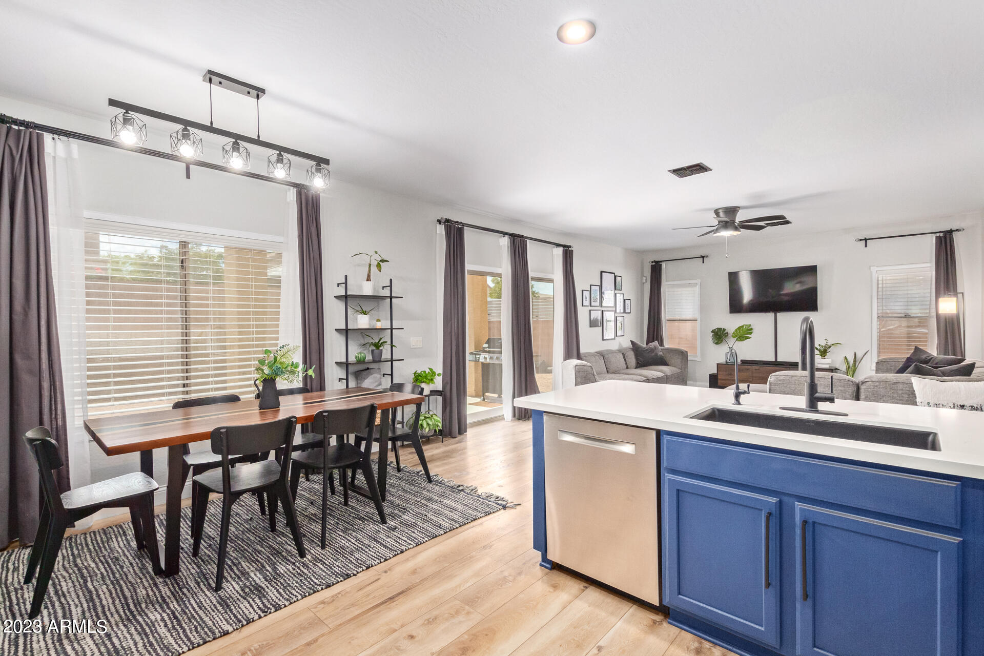 815 W VINEYARD PLAINS Drive