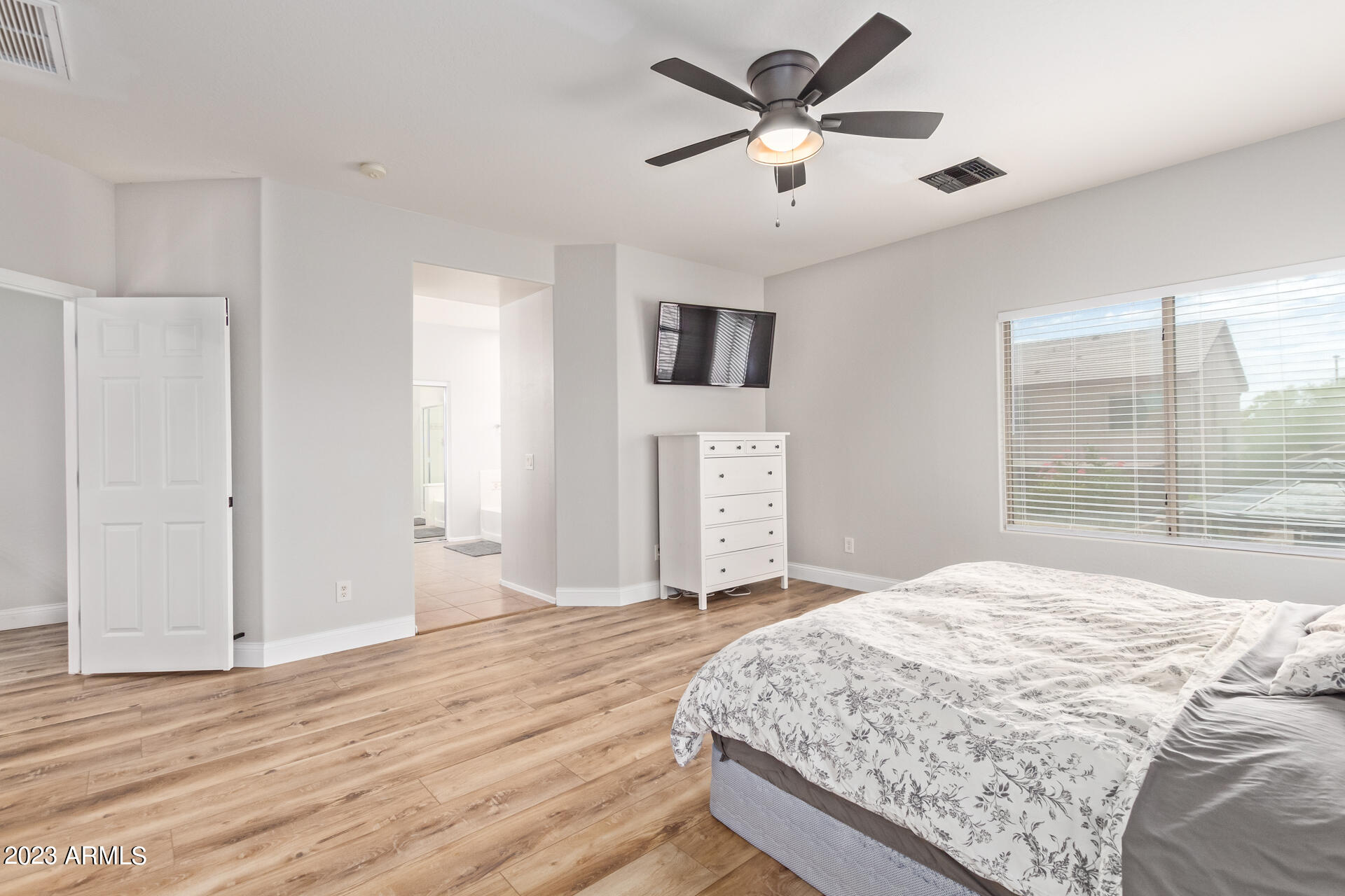 815 W VINEYARD PLAINS Drive