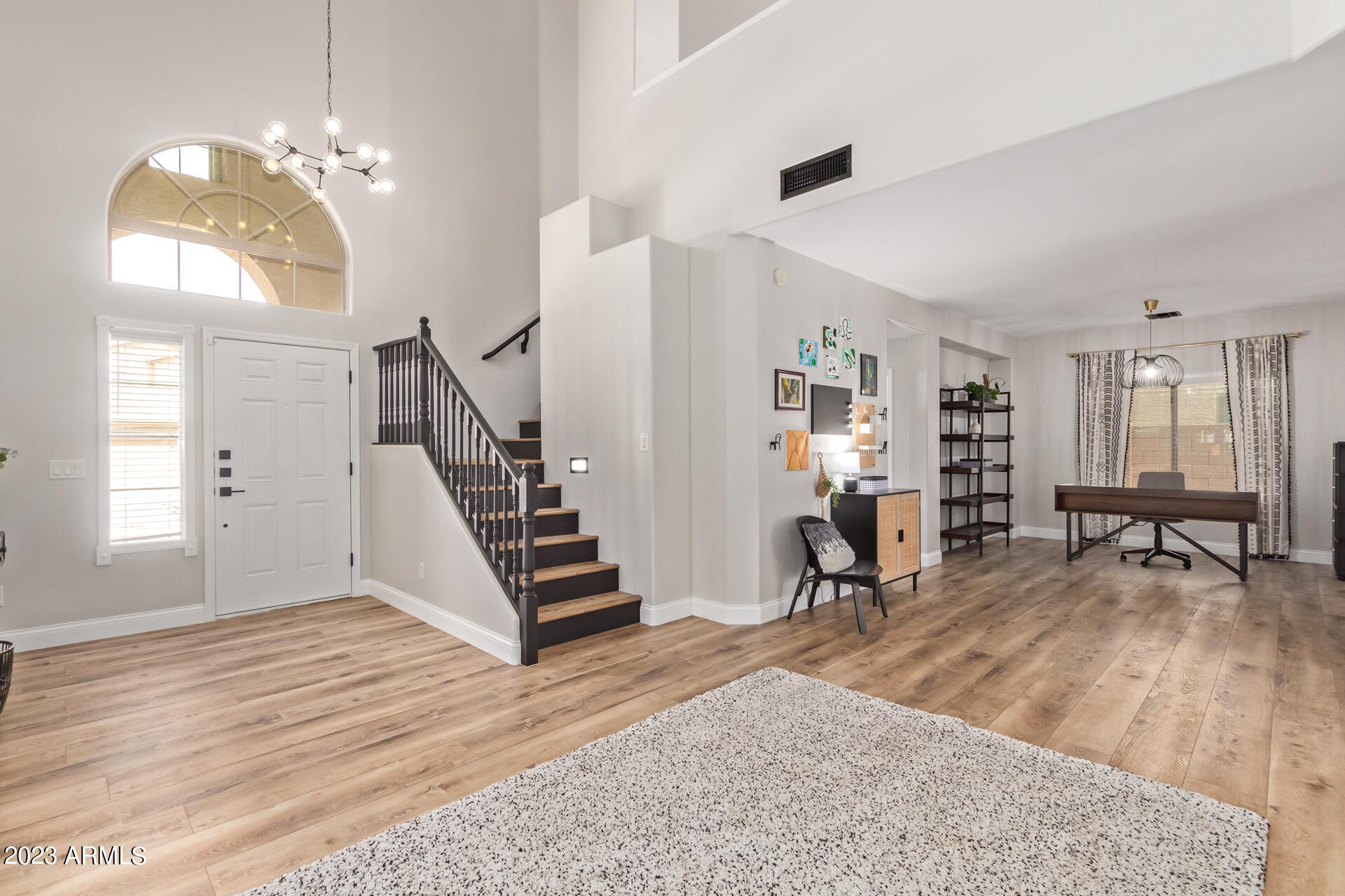 815 W VINEYARD PLAINS Drive