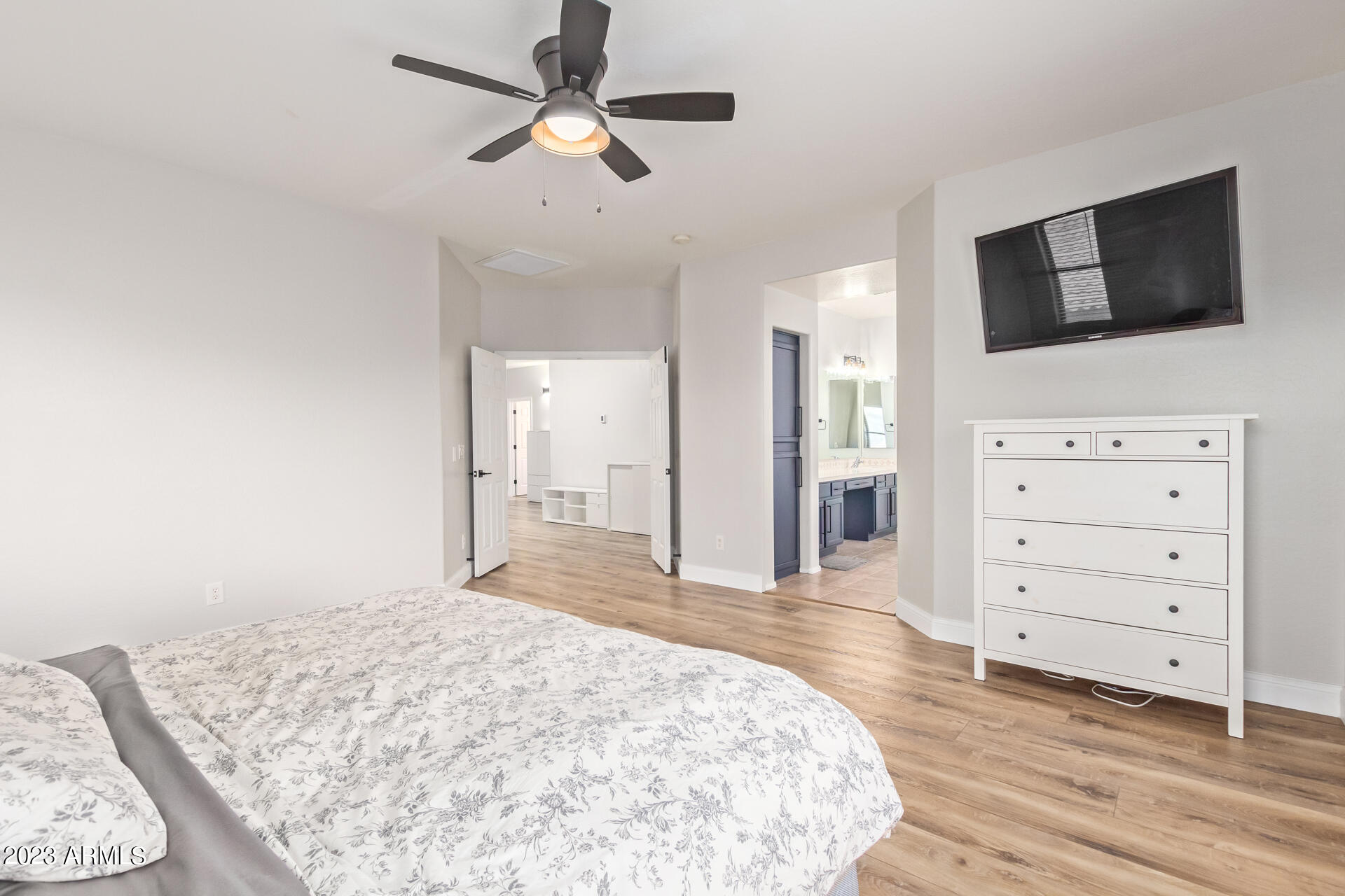 815 W VINEYARD PLAINS Drive