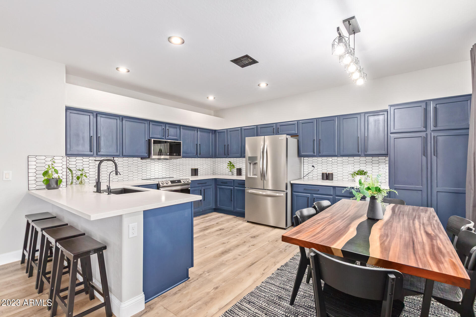 815 W VINEYARD PLAINS Drive