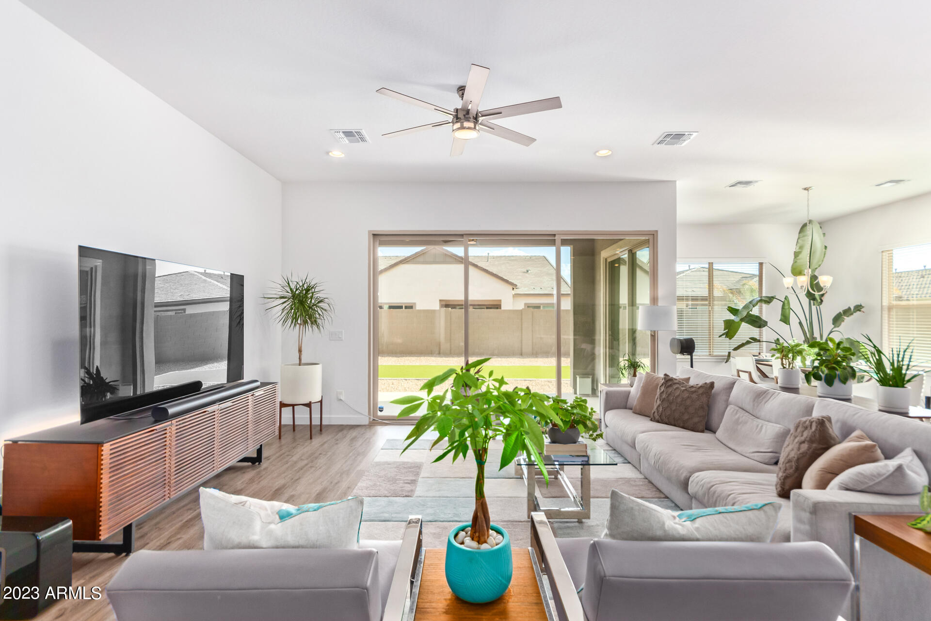 1461 E SAN CARLOS Way