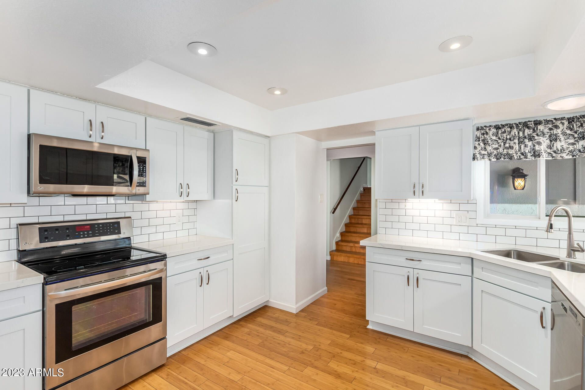 1113 E LODGE Drive
