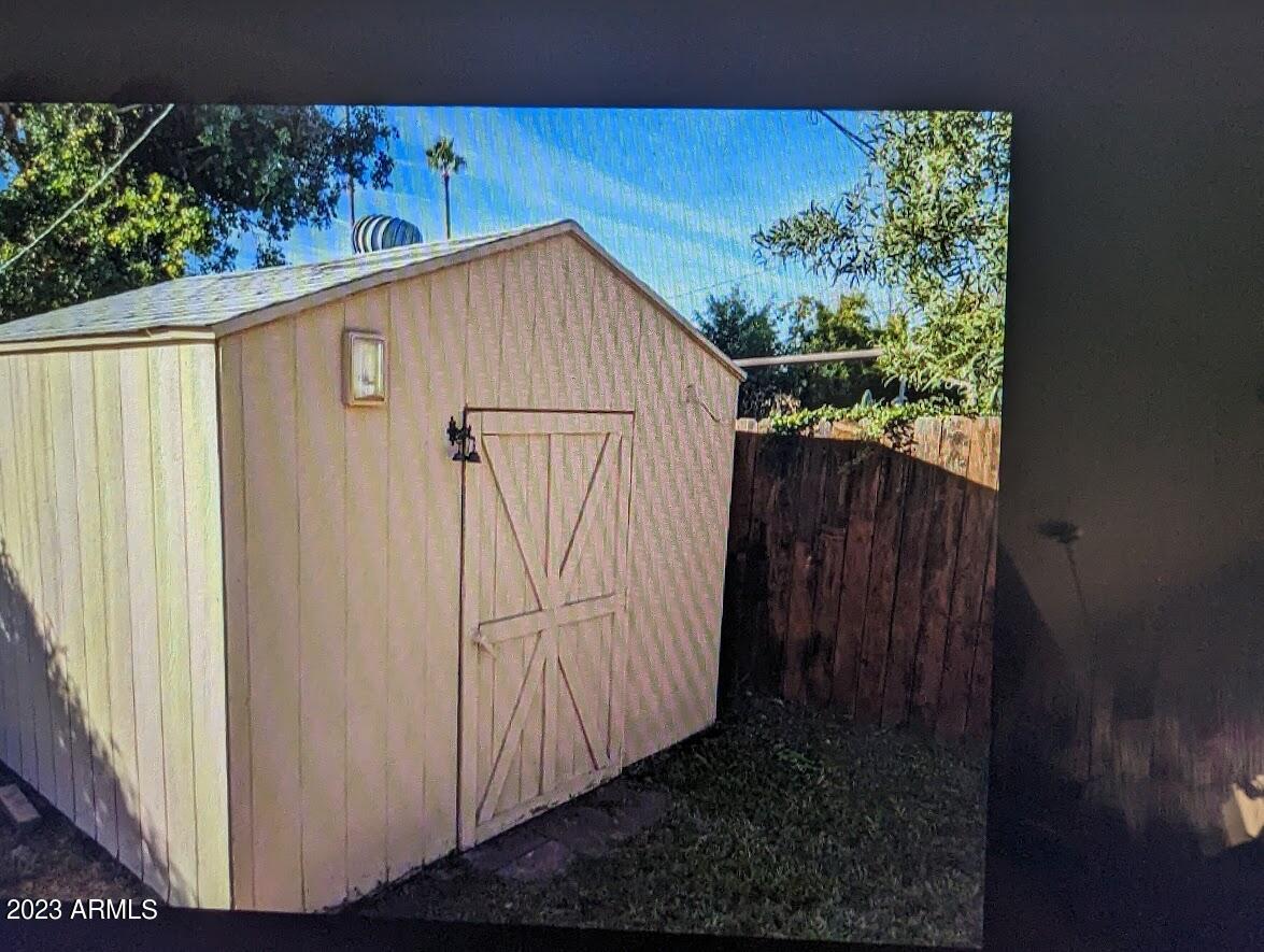 2307 W ALTADENA Avenue