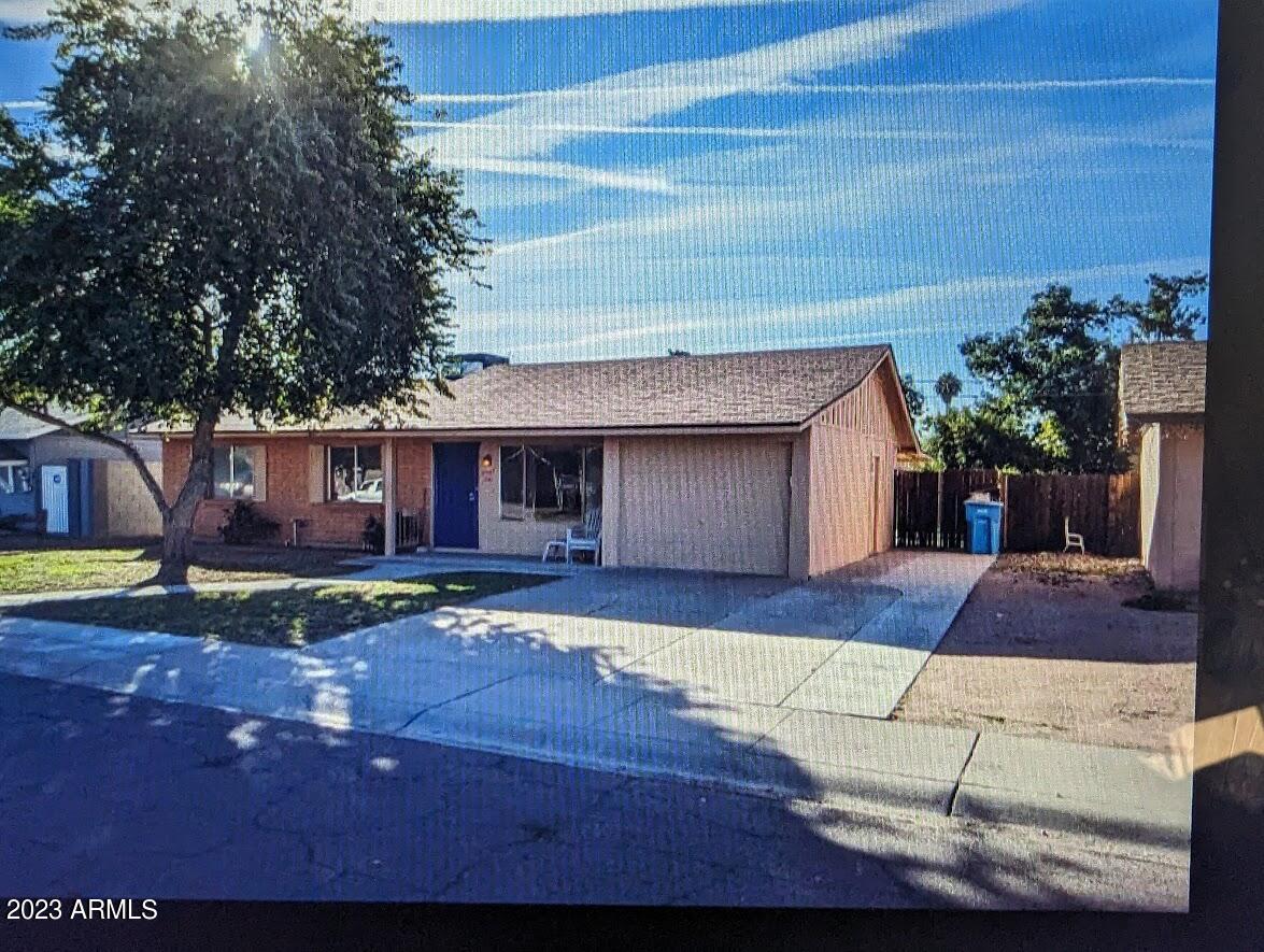 2307 W ALTADENA Avenue