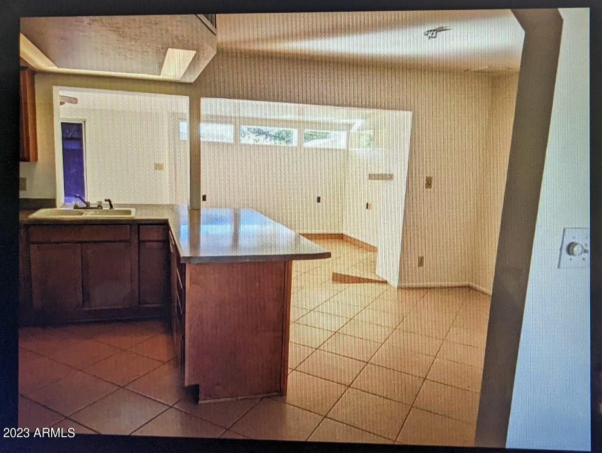 2307 W ALTADENA Avenue