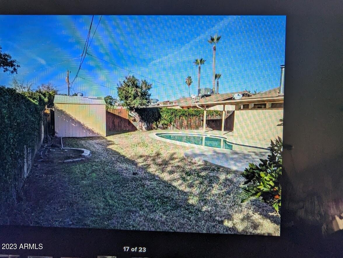 2307 W ALTADENA Avenue