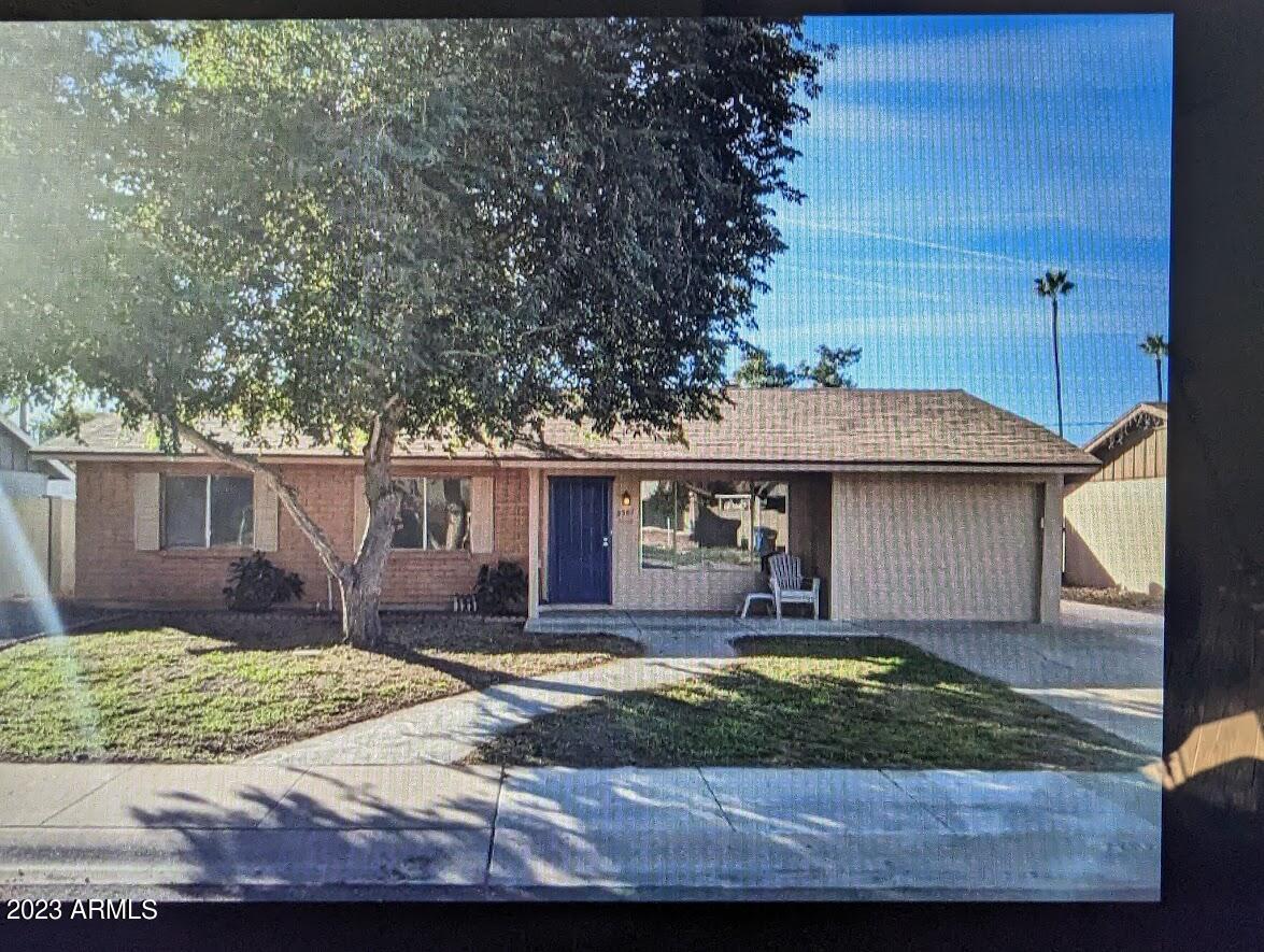 2307 W ALTADENA Avenue