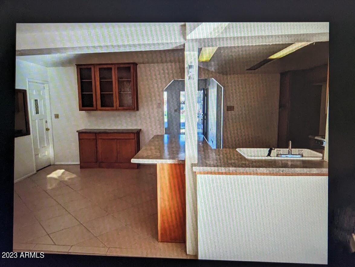2307 W ALTADENA Avenue